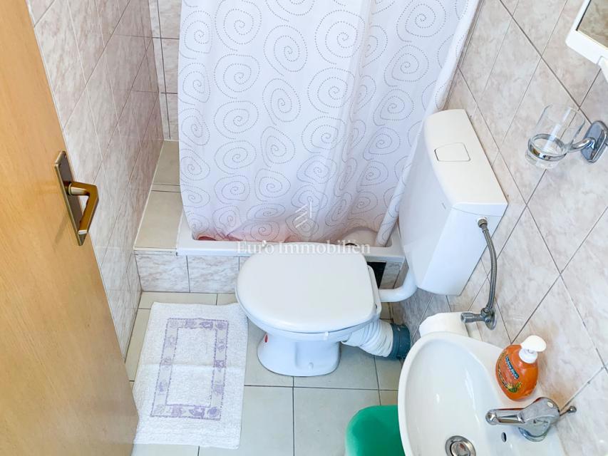 Živogošće - casa con 7 appartamenti vicino alla spiaggia