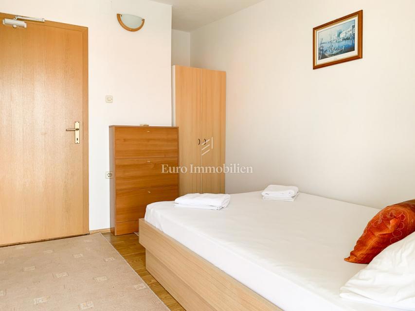 Živogošće - casa con 7 appartamenti vicino alla spiaggia