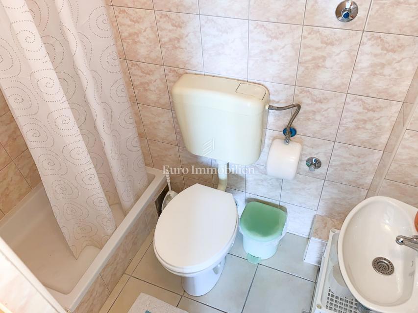 Živogošće - casa con 7 appartamenti vicino alla spiaggia