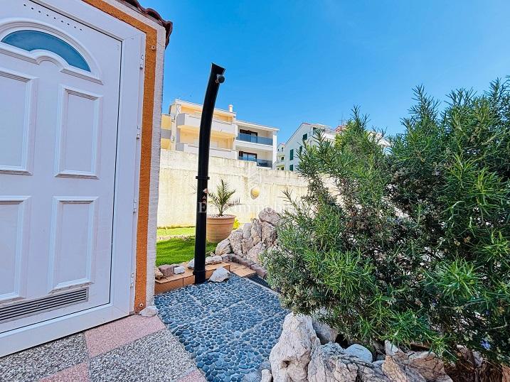 Novalja - appartamento al piano terra con ampia terrazza