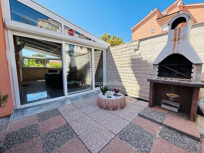 Novalja - appartamento al piano terra con ampia terrazza