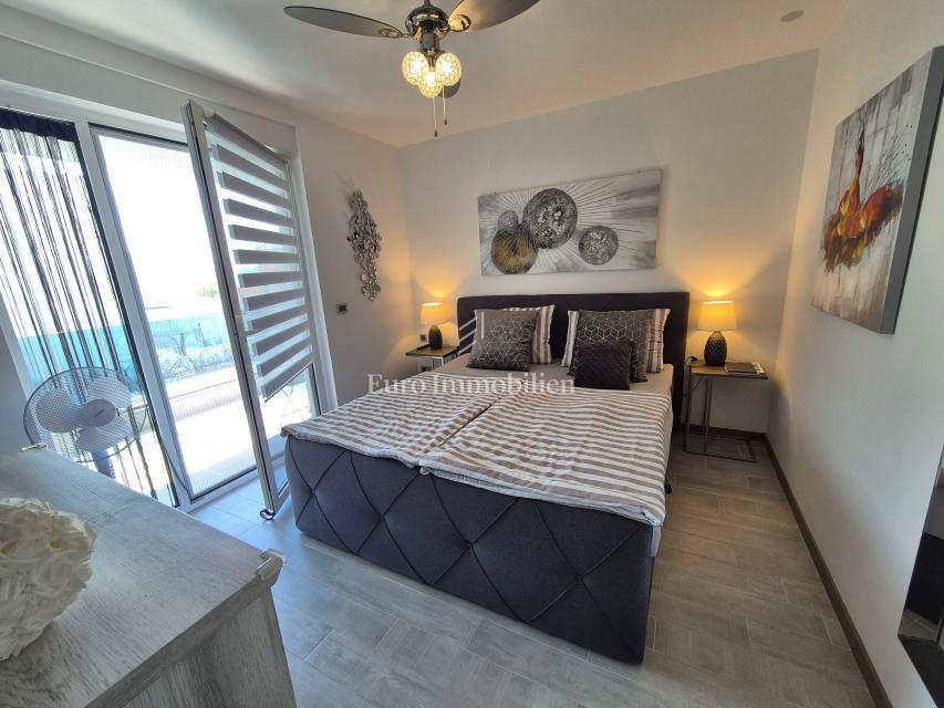 Appartamento con piscina e vista mare