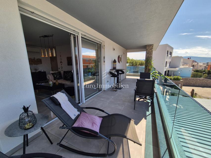 Appartamento con piscina e vista mare