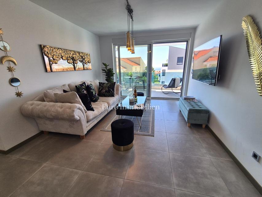 Appartamento con piscina e vista mare