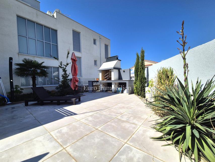 Appartamento con piscina e vista mare