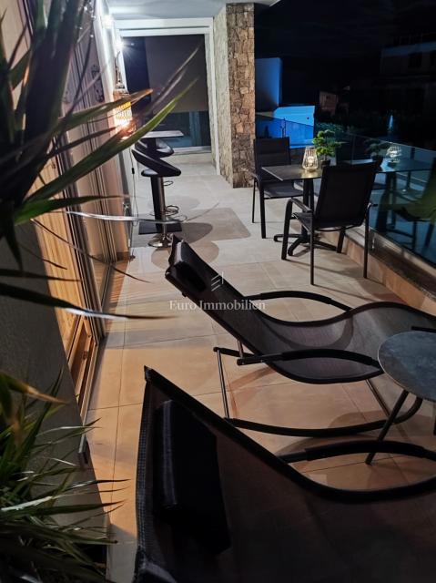 Appartamento con piscina e vista mare