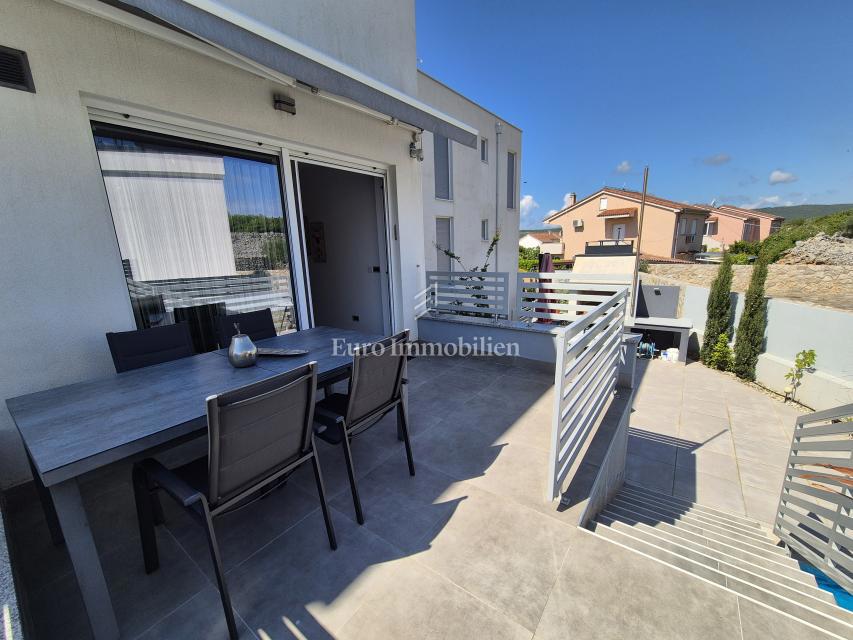 Appartamento con piscina e vista mare