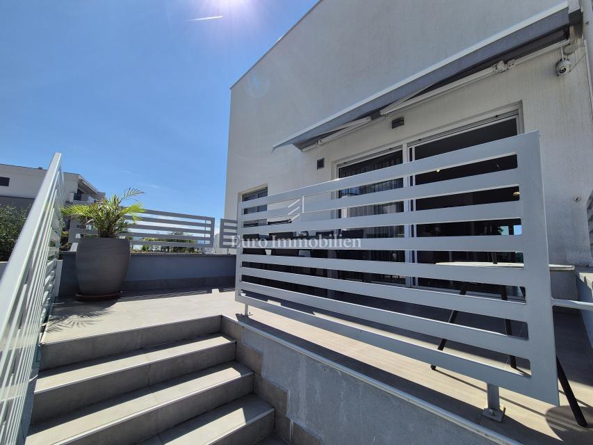 Appartamento con piscina e vista mare