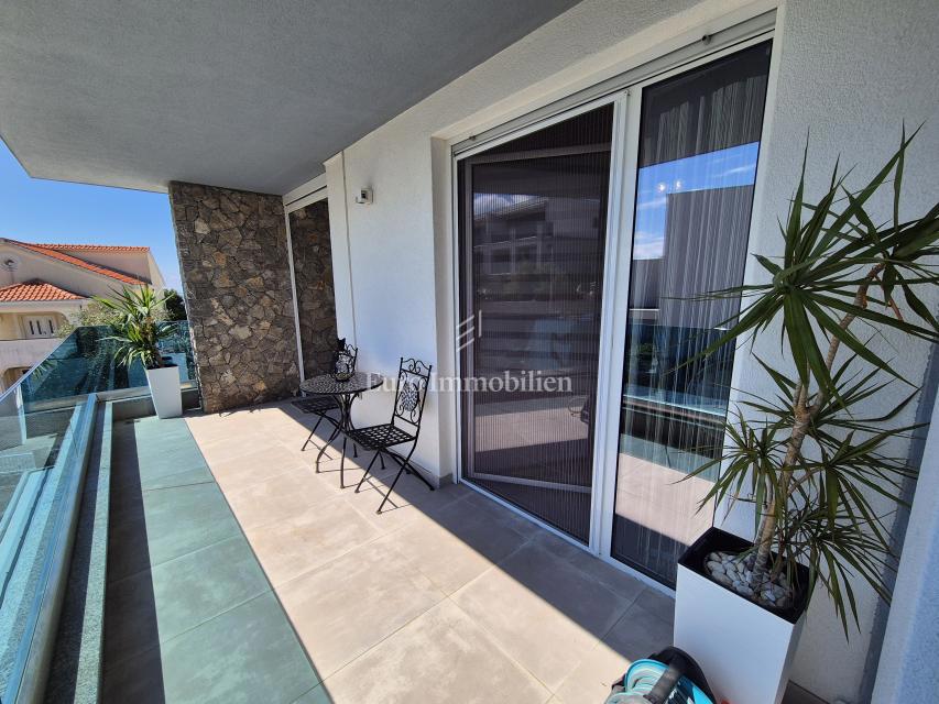 Appartamento con piscina e vista mare