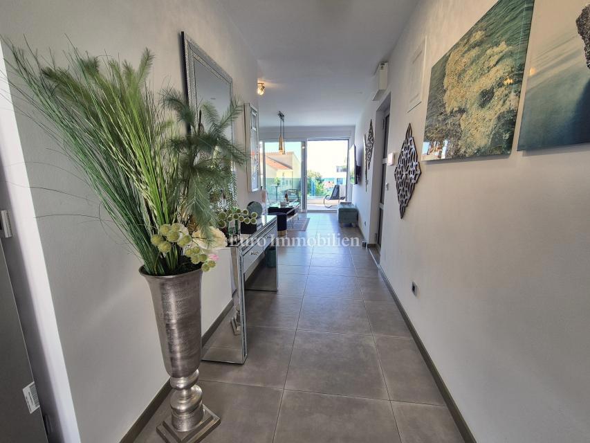 Appartamento con piscina e vista mare