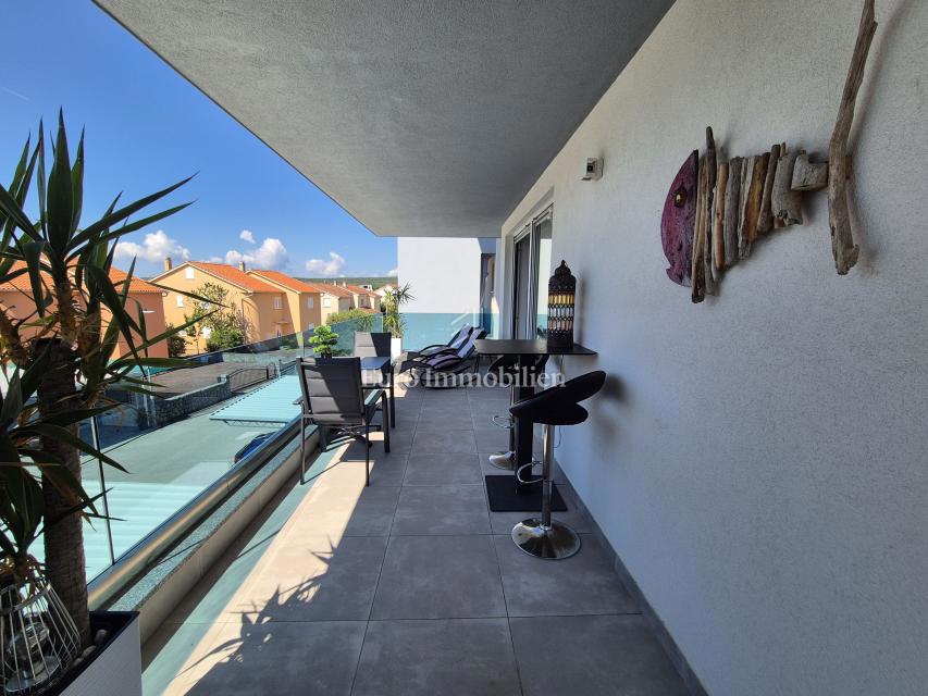 Appartamento con piscina e vista mare