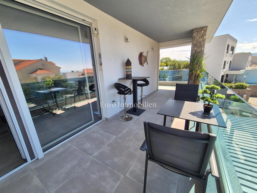 Appartamento con piscina e vista mare
