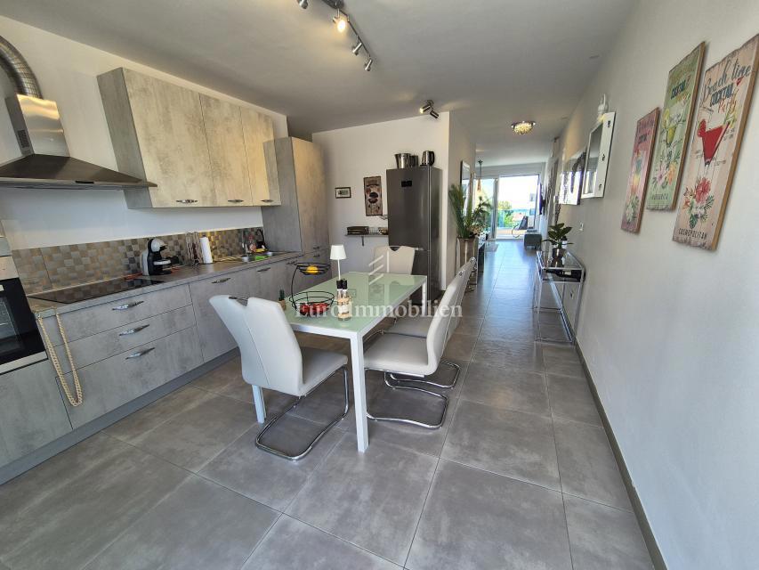 Appartamento con piscina e vista mare