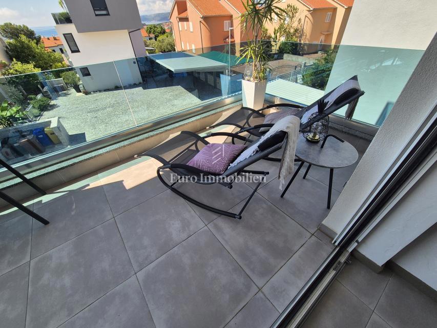 Appartamento con piscina e vista mare