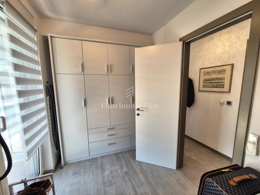 Appartamento con piscina e vista mare