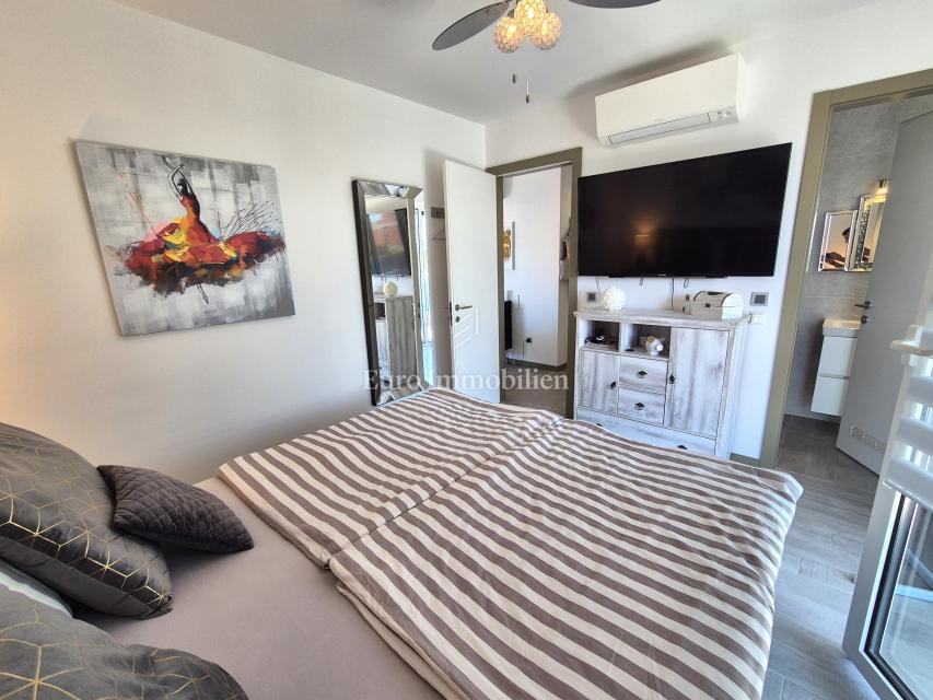 Appartamento con piscina e vista mare