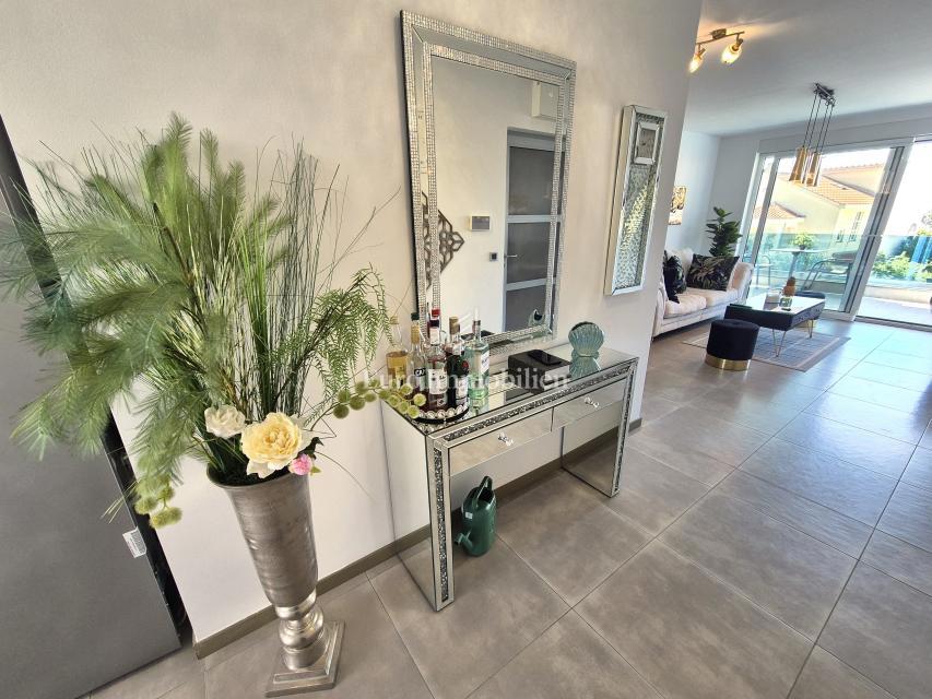 Appartamento con piscina e vista mare