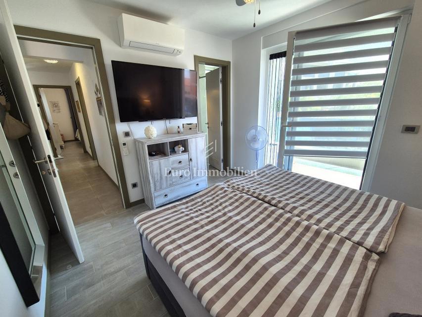 Appartamento con piscina e vista mare