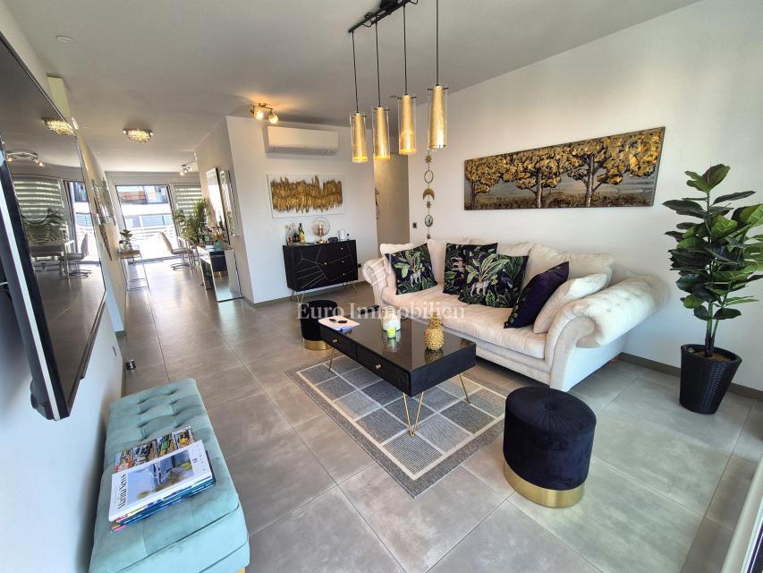 Appartamento con piscina e vista mare