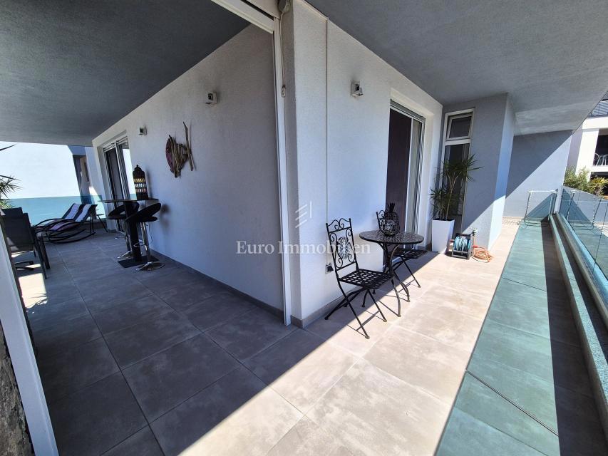 Appartamento con piscina e vista mare