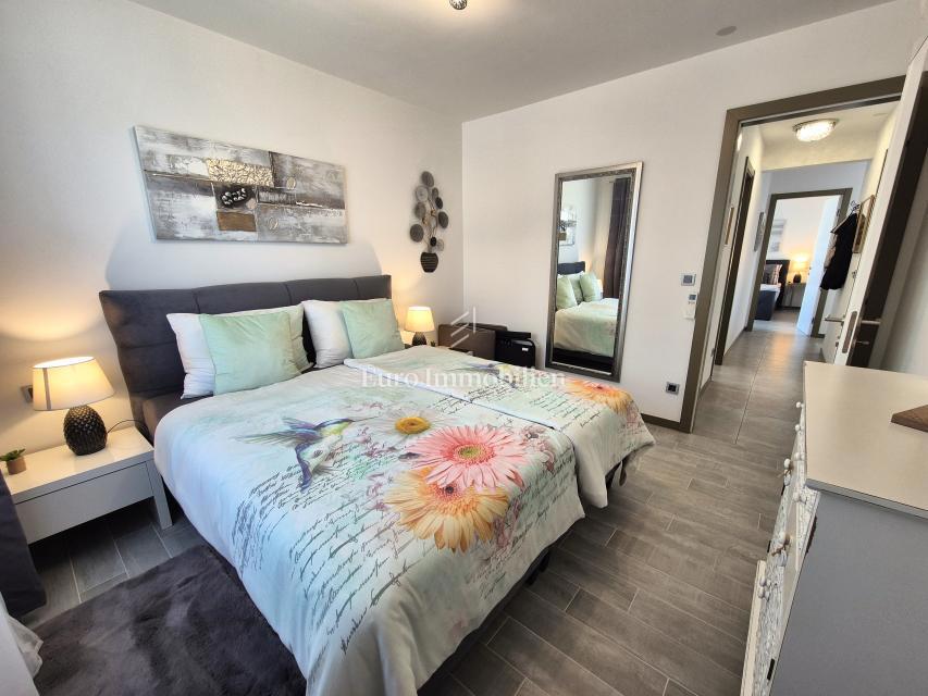 Appartamento con piscina e vista mare