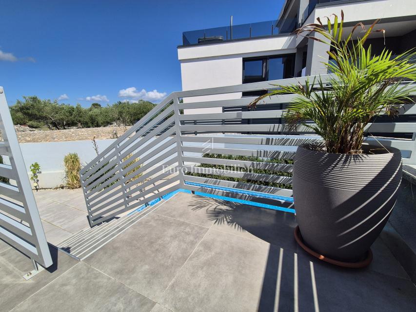 Appartamento con piscina e vista mare