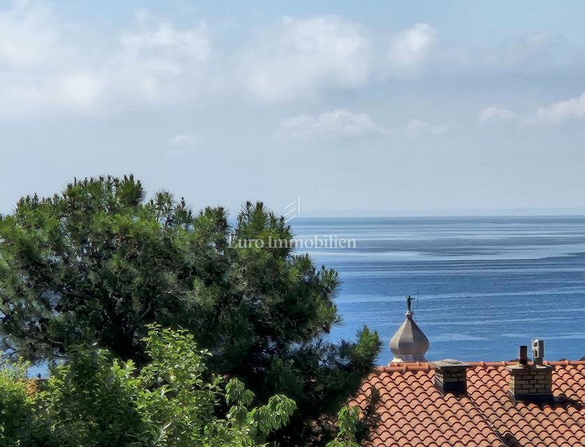 Appartamento con piscina e vista mare