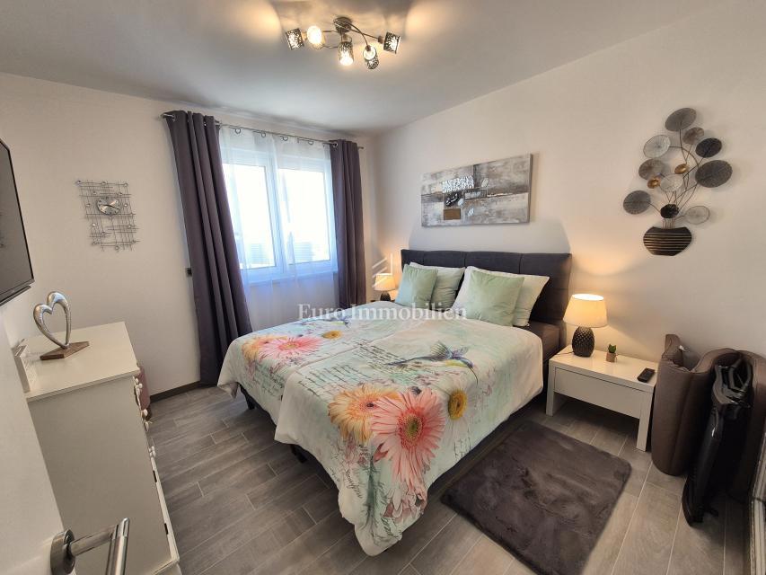 Appartamento con piscina e vista mare