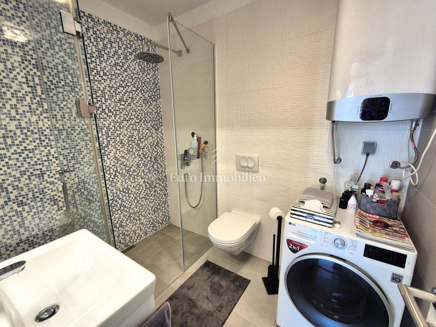 Appartamento con piscina e vista mare