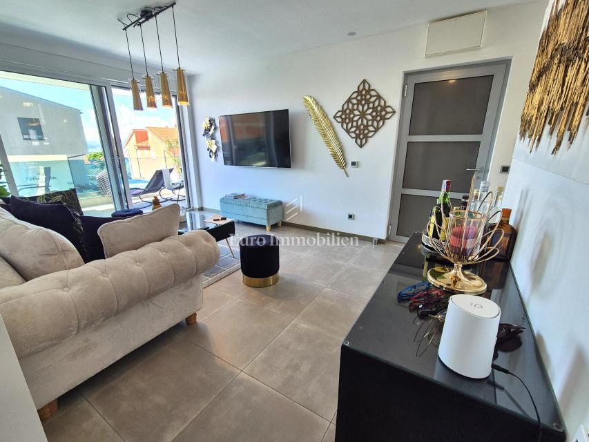 Appartamento con piscina e vista mare