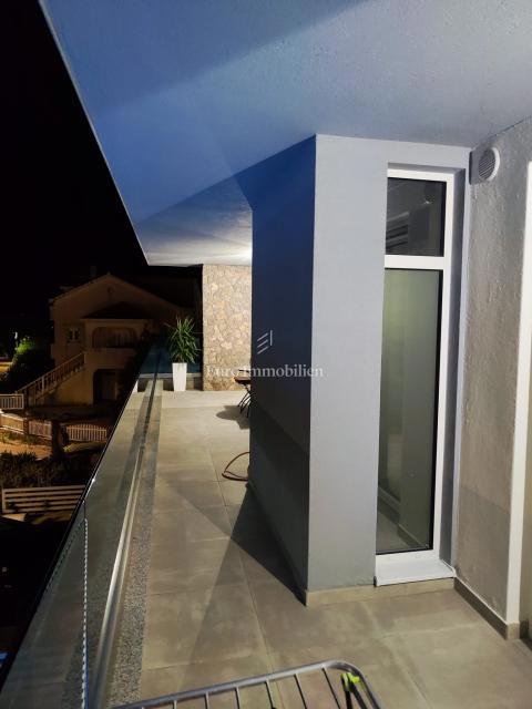 Appartamento con piscina e vista mare