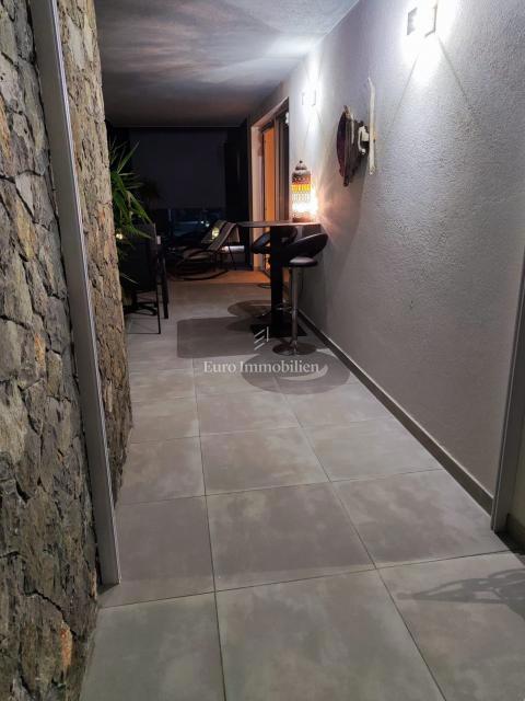 Appartamento con piscina e vista mare