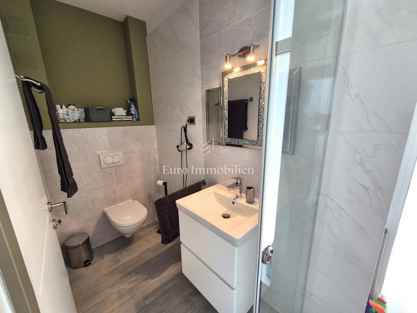 Appartamento con piscina e vista mare