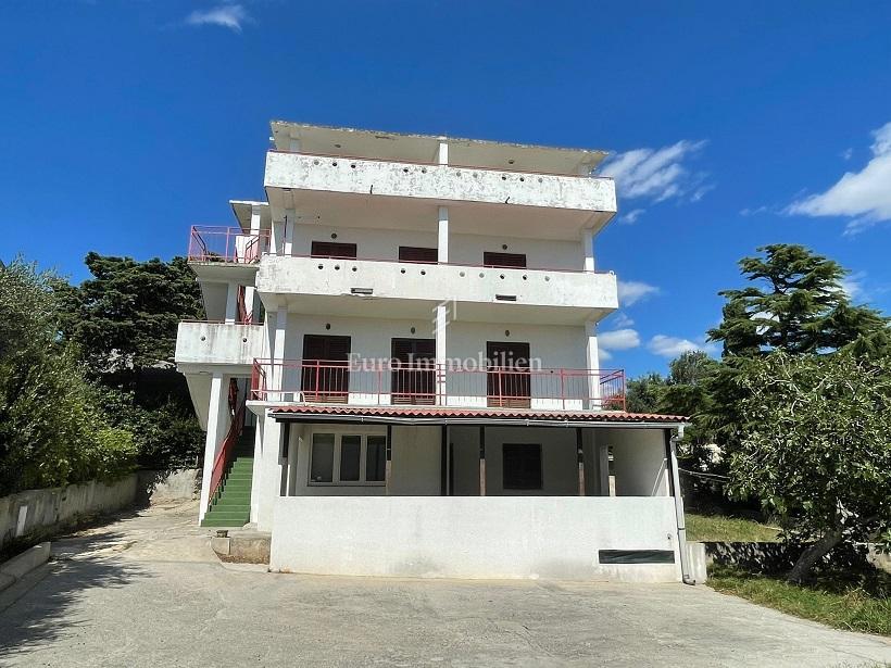 Novalja - casa con 7 appartamenti e vista mare