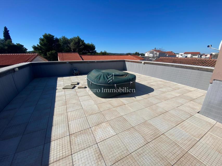 Pirovac - casa con terrazza sul tetto, piscina e jacuzzi