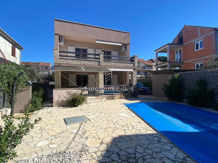 Pirovac - casa con terrazza sul tetto, piscina e jacuzzi