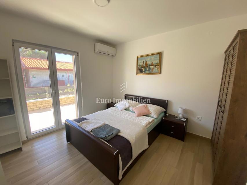 Pirovac - casa con terrazza sul tetto, piscina e jacuzzi