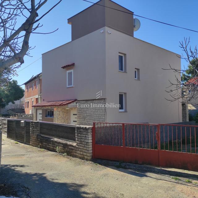 Pirovac - casa con terrazza sul tetto, piscina e jacuzzi