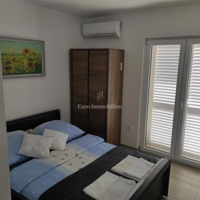 Pirovac - casa con terrazza sul tetto, piscina e jacuzzi