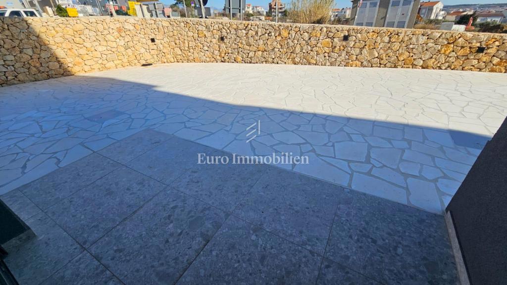 Novalja - nuovo edificio con 6 appartamenti, vicino alla spiaggia