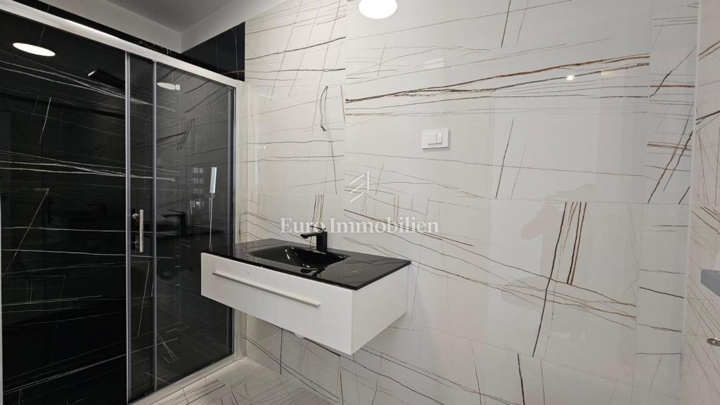 Novalja - nuovo edificio con 6 appartamenti, vicino alla spiaggia