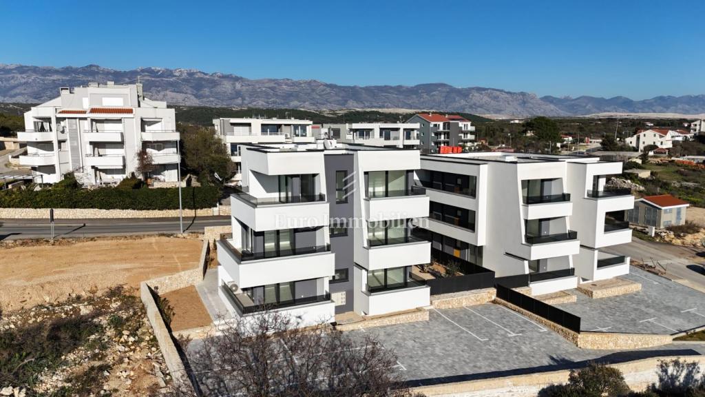 Novalja - nuovo edificio con 6 appartamenti, vicino alla spiaggia