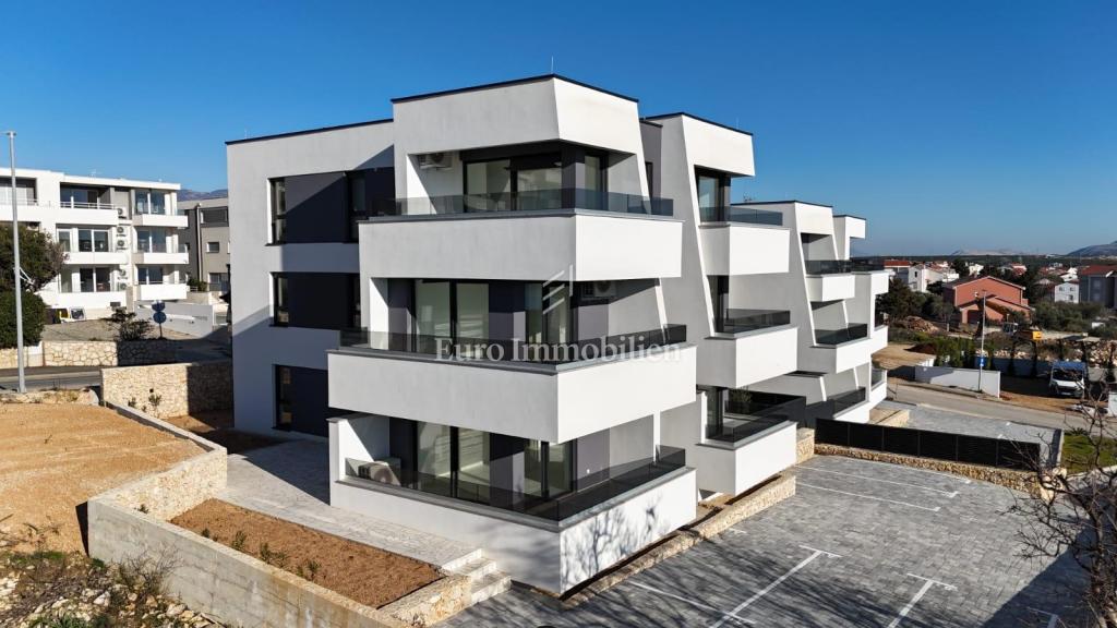 Novalja - nuovo edificio con 6 appartamenti, vicino alla spiaggia