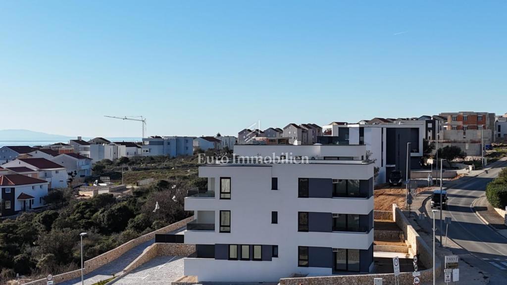 Novalja - nuovo edificio con 6 appartamenti, vicino alla spiaggia