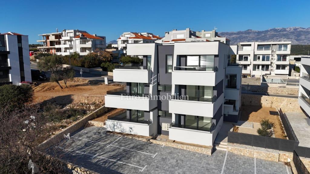 Novalja - nuovo edificio con 6 appartamenti, vicino alla spiaggia