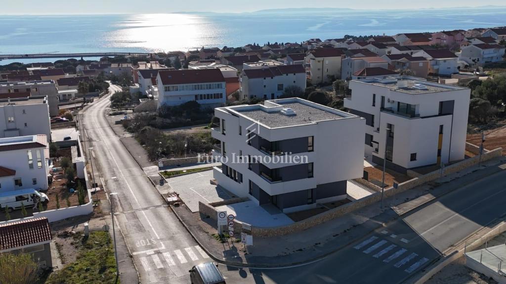 Novalja - nuovo edificio con 6 appartamenti, vicino alla spiaggia