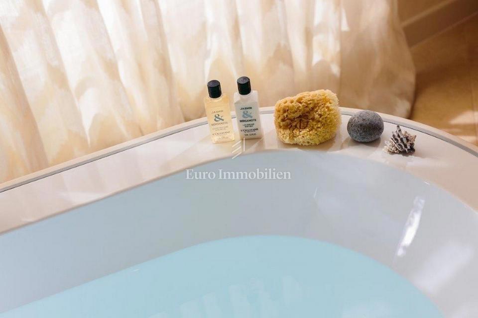 DINTORNI DI PARENZO Villa indipendente con piscina