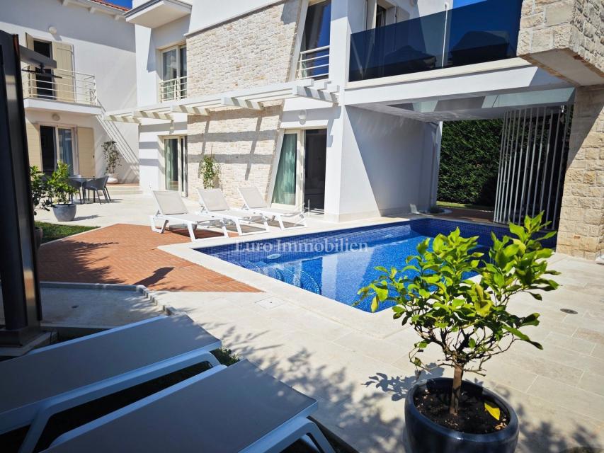 DINTORNI DI PARENZO Villa indipendente con piscina