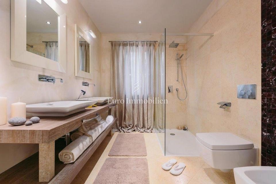 DINTORNI DI PARENZO Villa indipendente con piscina