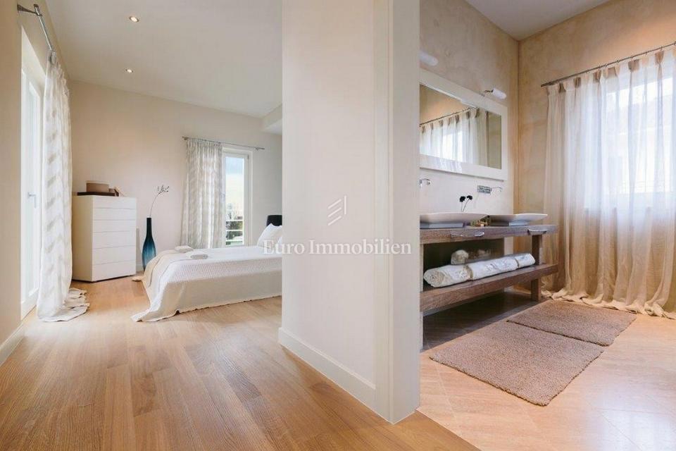 DINTORNI DI PARENZO Villa indipendente con piscina